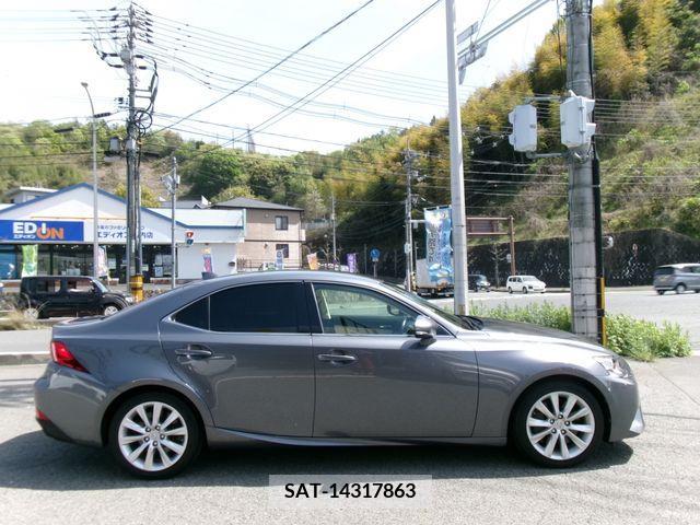 Lexus IS 2016-01 275354-10