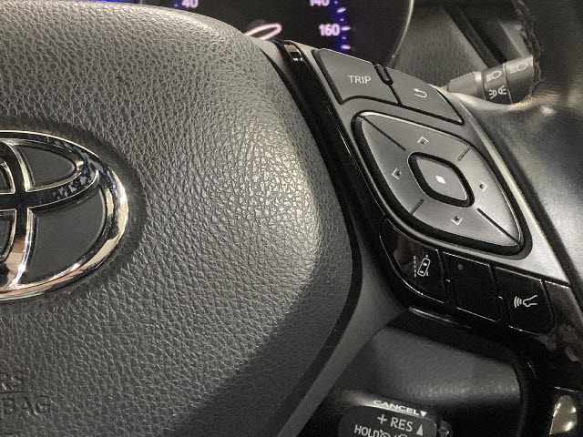 Toyota C-HR 2017-08 10206-21