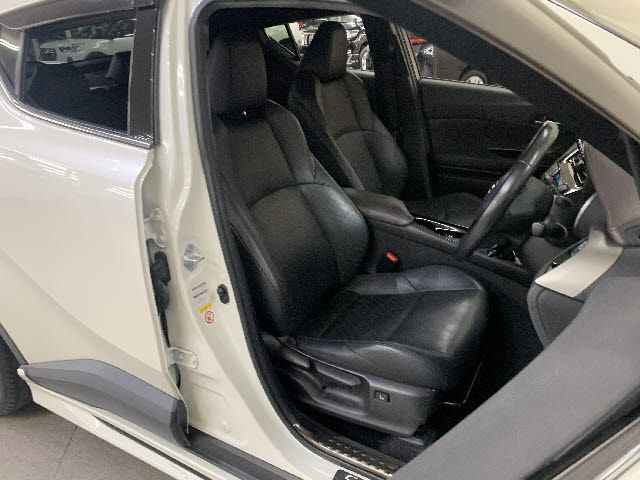 Toyota C-HR 2017-08 10206-9