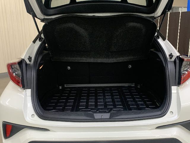 Toyota C-HR 2017-08 10206-20