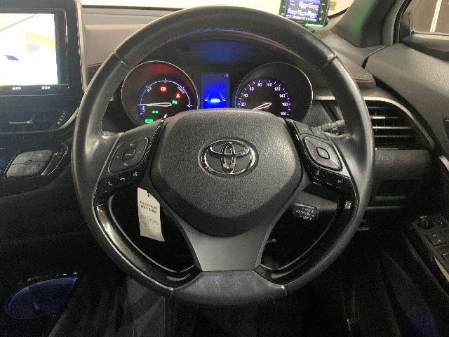 Toyota C-HR 2017-08 10206-13