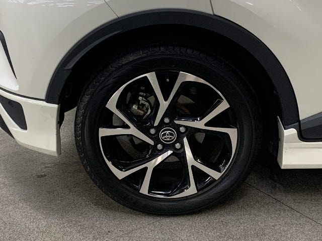 Toyota C-HR 2017-08 10206-26