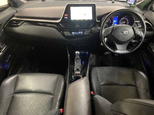 Toyota C-HR 2017-08 10206-1