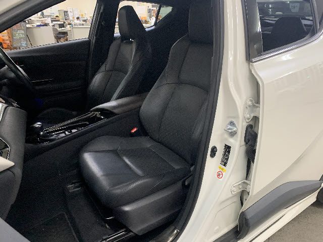 Toyota C-HR 2017-08 10206-12