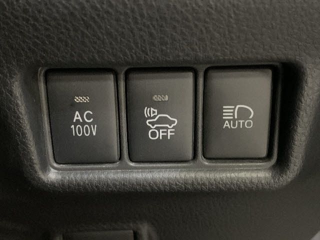 Toyota C-HR 2017-08 10206-11