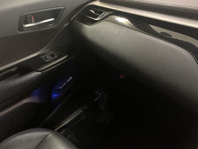 Toyota C-HR 2017-08 10206-23