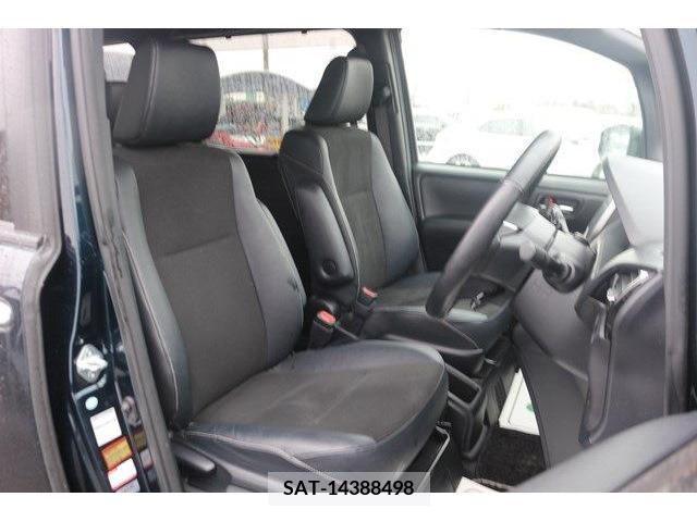 Toyota NOAH HYBRID 2018-01 372620-12