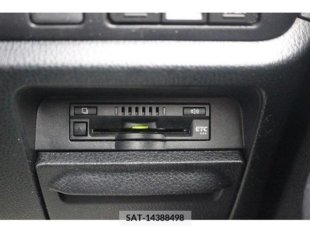 Toyota NOAH HYBRID 2018-01 372620-3