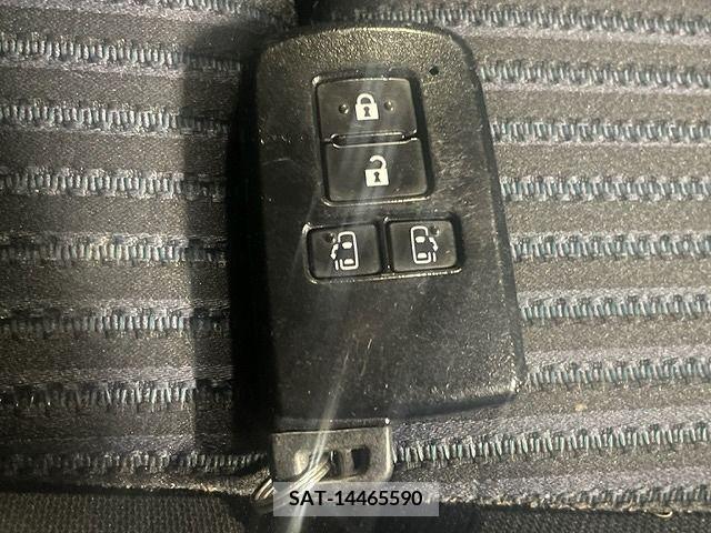 Toyota VOXY 2015-01 221001-26