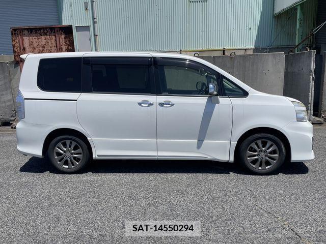 Toyota VOXY 2012-02 370374-3
