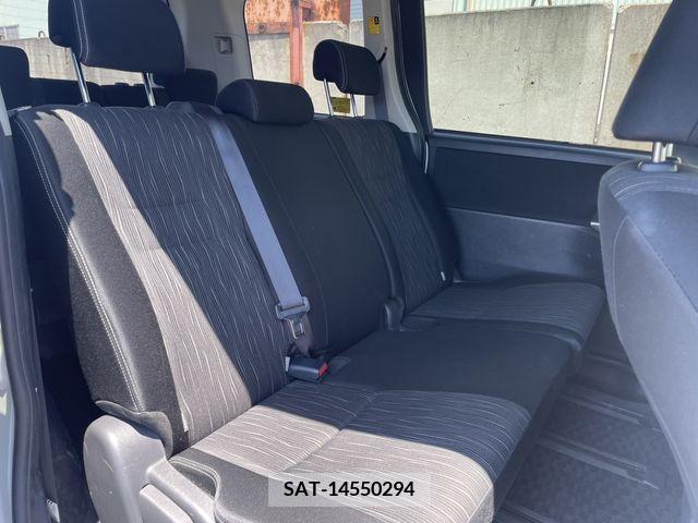 Toyota VOXY 2012-02 370374-19