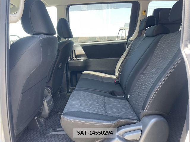 Toyota VOXY 2012-02 370374-18