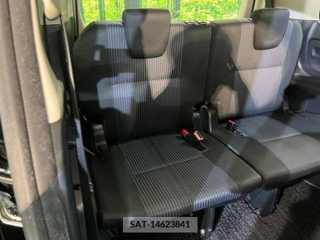Toyota VOXY 2017-03 229279-9