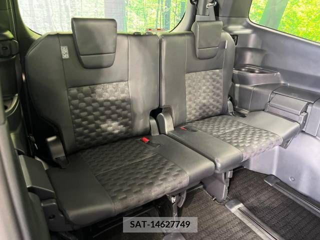Toyota VOXY 2022-01 370327-9
