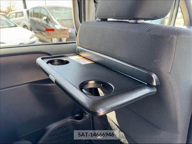 Toyota NOAH 2018-01 226596-3