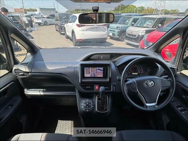 Toyota NOAH 2018-01 226596-1