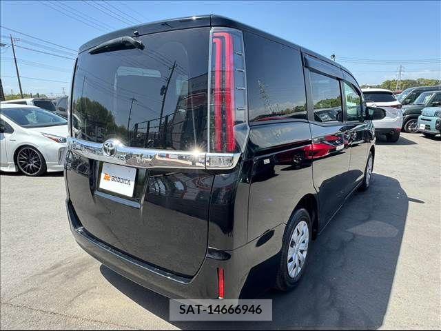 Toyota NOAH 2018-01 226596-14