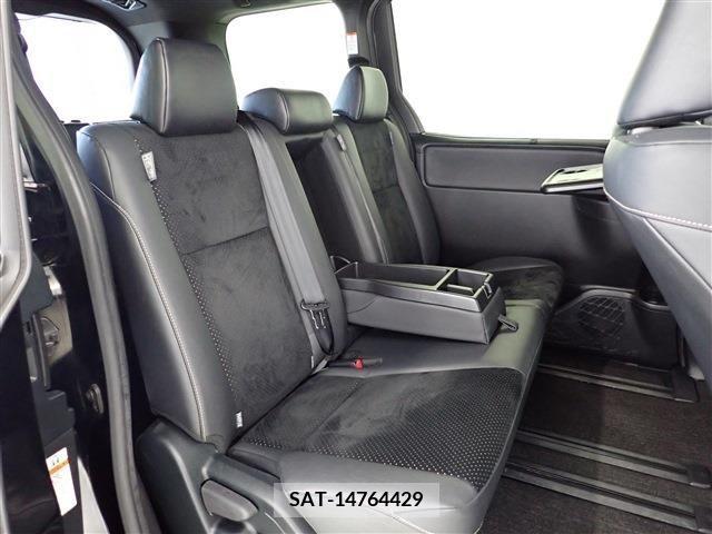 Toyota VOXY 2021-12 377659-28