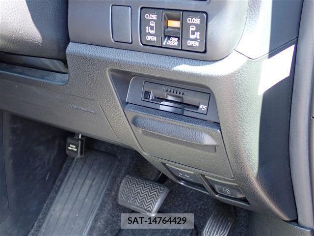Toyota VOXY 2021-12 377659-12