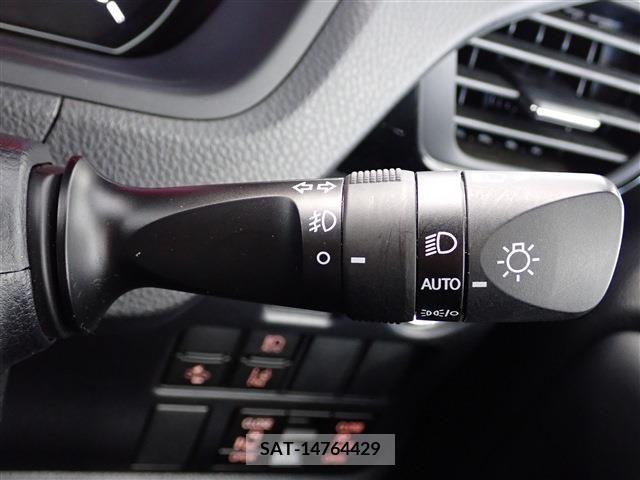Toyota VOXY 2021-12 377659-19