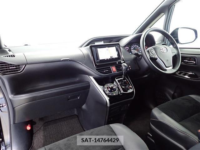 Toyota VOXY 2021-12 377659-27