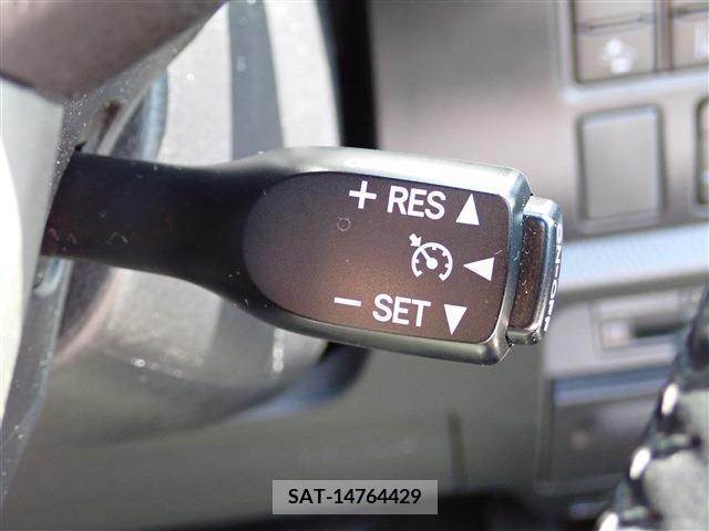 Toyota VOXY 2021-12 377659-18