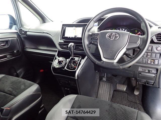 Toyota VOXY 2021-12 377659-25