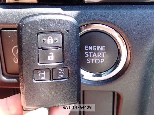 Toyota VOXY 2021-12 377659-8