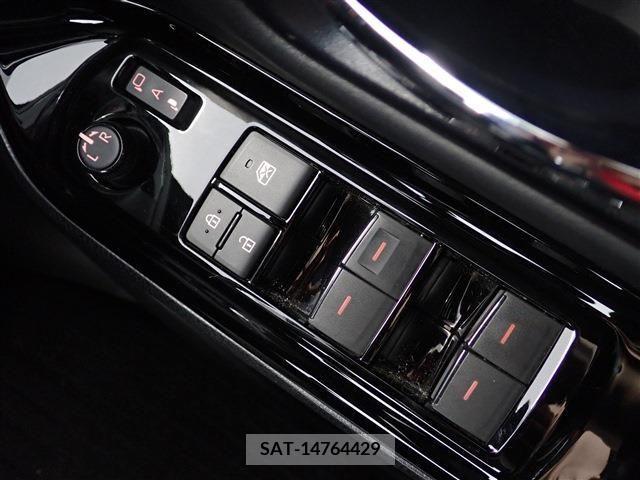 Toyota VOXY 2021-12 377659-21