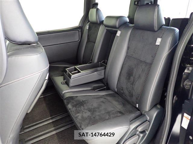 Toyota VOXY 2021-12 377659-29