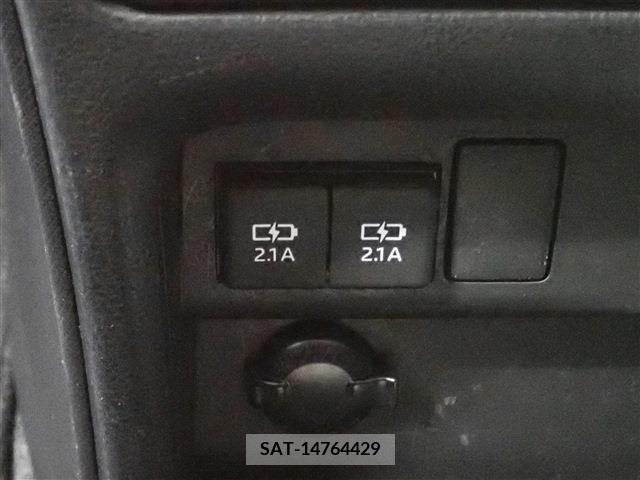 Toyota VOXY 2021-12 377659-20