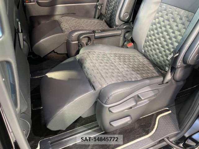 Toyota VOXY 2023-03 370427-8