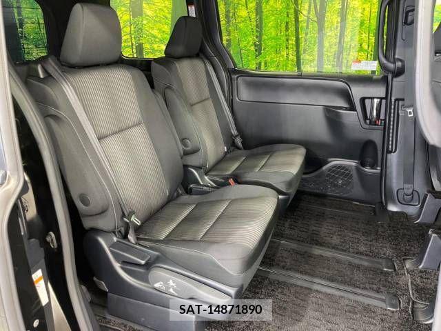 Toyota VOXY 2019-07 332185-9
