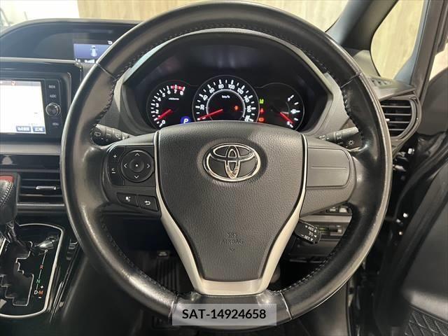 Toyota NOAH 2017-08 330480-11