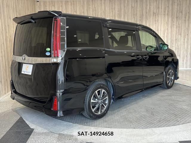 Toyota NOAH 2017-08 330480-18