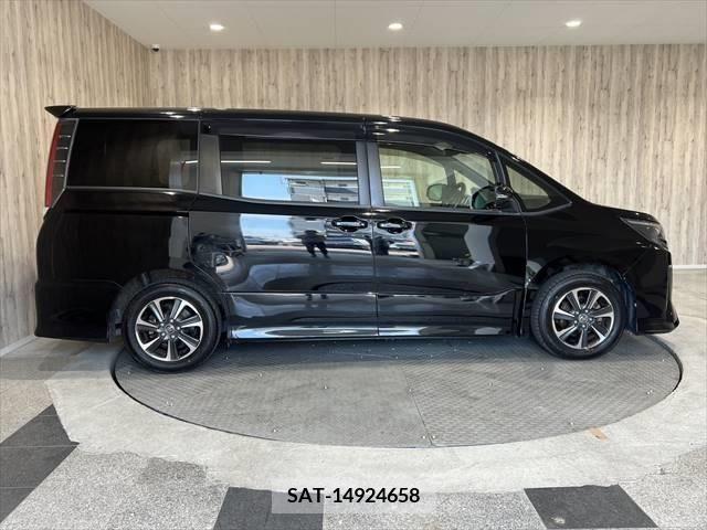 Toyota NOAH 2017-08 330480-17