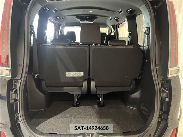 Toyota NOAH 2017-08 330480-10