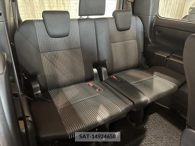 Toyota NOAH 2017-08 330480-9
