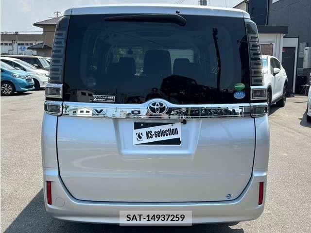 Toyota VOXY 2019-07 370463-3