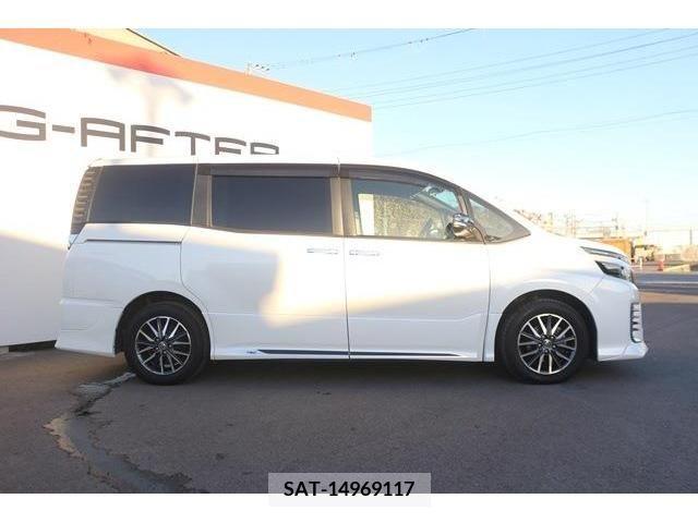 Toyota VOXY 2014-02 207570-6
