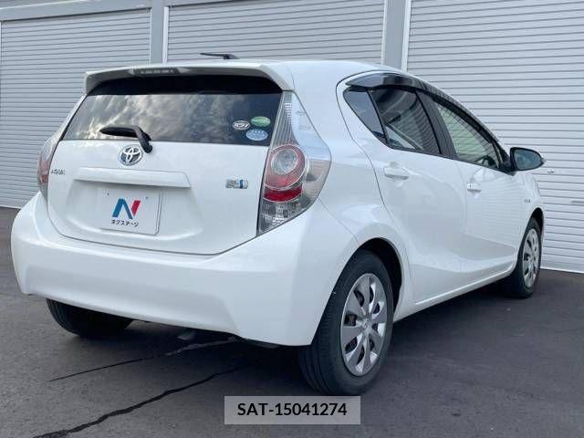Toyota AQUA 2012-06 389353-16