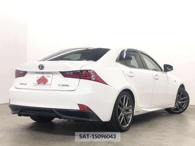 Lexus IS 2015-11 210070-2