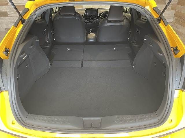 Toyota C-HR 2017-04 26878-11