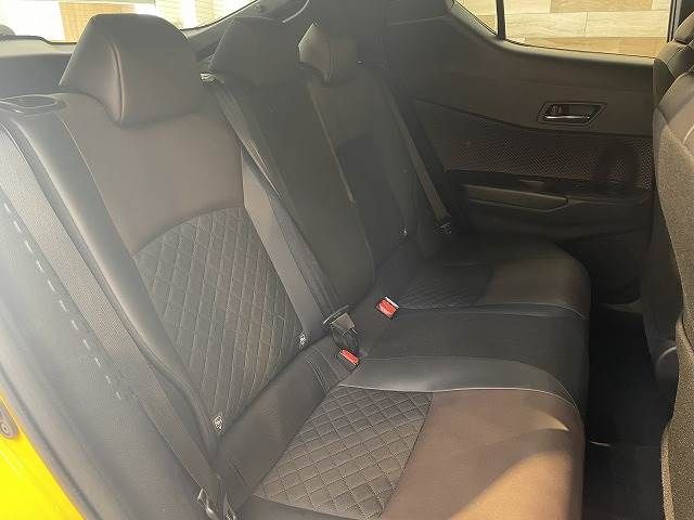 Toyota C-HR 2017-04 26878-10