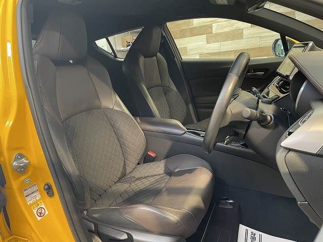 Toyota C-HR 2017-04 26878-9