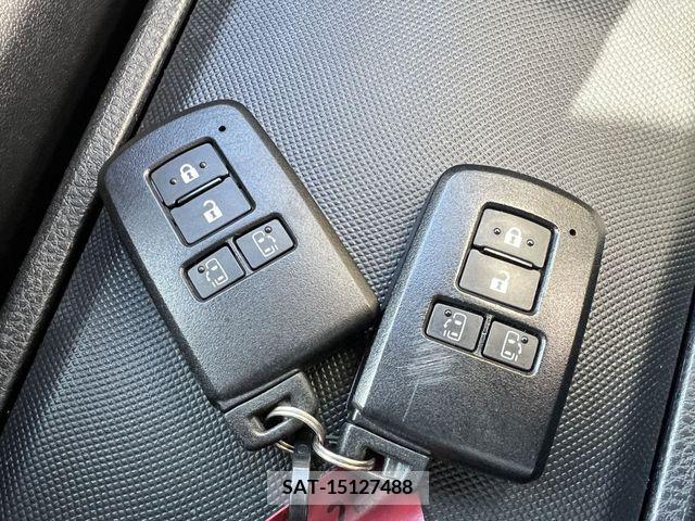 Toyota VOXY HYBRID 2018-09 290215-17