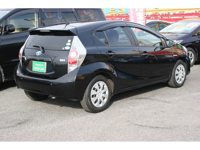 Toyota AQUA 2014-01 182235-2