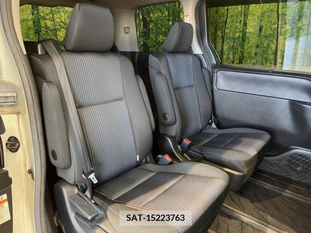 Toyota VOXY 2017-06 217592-9