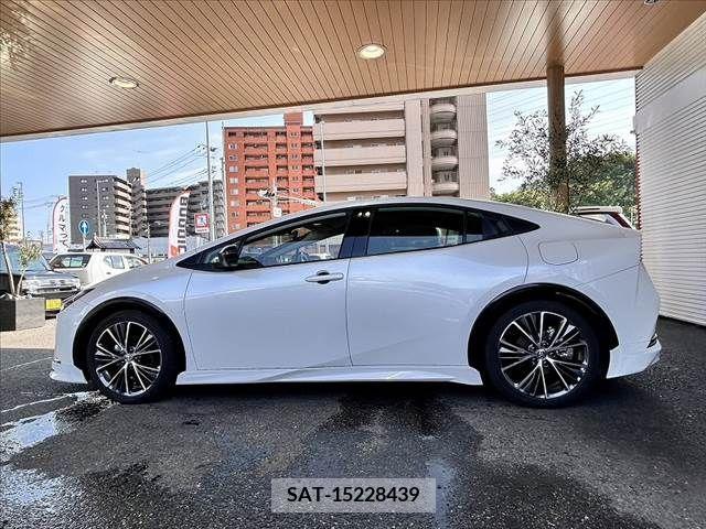 Toyota PRIUS 2023-04 282132-8