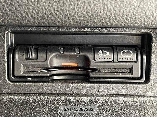 Nissan JUKE 2011-08 241719-5